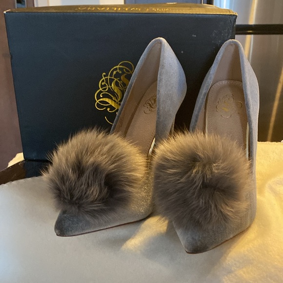 Women Velvet Gray Pump with pom-pom - Picture 3 of 4